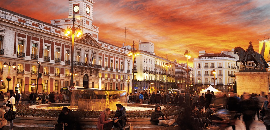 Imagen nocturna de la Puerta del Sol La Puerta del Sol: ¿el futuro kilómetro cero del retail en España?